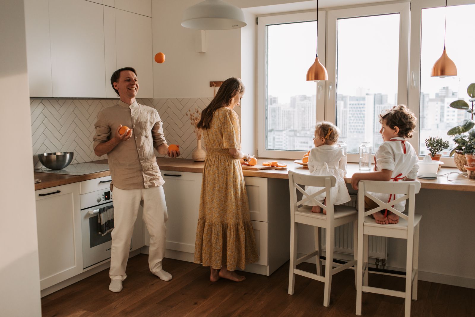 Gezin in een lichte keuken geniet van een zomerse ochtend