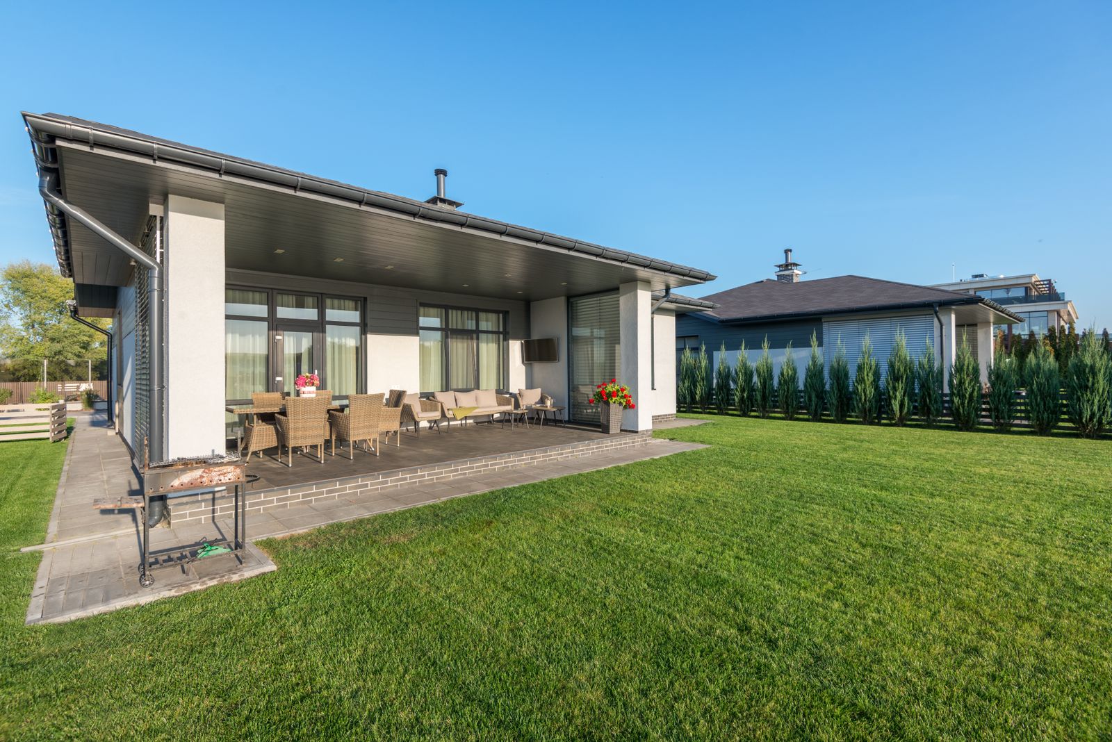 Modern interieur met brede schuifpui naar buiten
